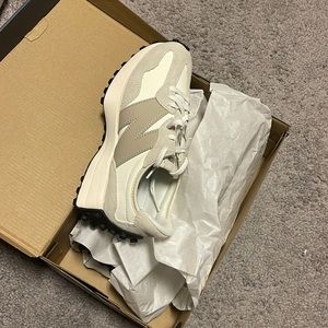 BRAND NEW- NEW BALANCE 327s!! Never worn! VERY TRENDY AND AESTHETIC!